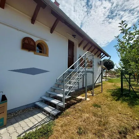 Schone Ferienwohnung In Ruhiger Lage 7 Km Zum Balaton * Vors